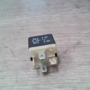 Azonnali szállítás AUDI A4 94-98 Relé bontott alkatrész