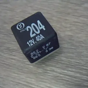 AUDI A6 94-97 Relé fekete 204bontott alkatrész Szuper akció