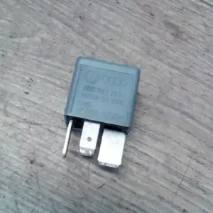 Biztonságos fizetés AUDI A6 97-04 Relé bontott alkatrész