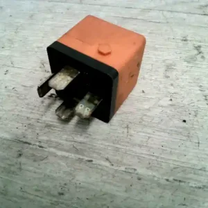 Végkiárusítás BMW E36 89-00 Relé bontott alkatrész