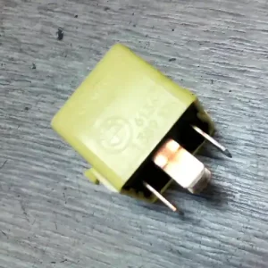 BMW E36 89-00 Relé 1.6i sárga bontott alkatrész Nézd meg most