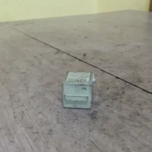 Végkiárusítás BMW E36 89-00 Relé bontott alkatrész