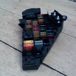 BMW E60 2003.07.01-2010.10.01 Biztosítéktábla bcm bsi bsm sam gem modul utastér 2,5d bontott alkatrész Végkiárusítás