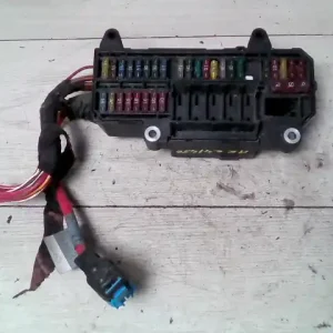 Bestseller BMW E65 02.09.01-08.09.30 Biztosítéktábla bcm bsi bsm sam gem modul csomagtér bontott alkatrész