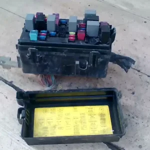 Ingyenes szállítás CHEVROLET AVEO T250/255 06.01-11.12 Biztosítéktábla bcm bsi bsm sam gem modul motortér bontott alkatrész