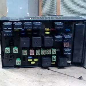 Vedd meg most CHRYSLER VOYAGER 01.03-05.01 Biztosítéktábla bcm bsi bsm sam gem modul motortér 2,8d bontott alkatrész