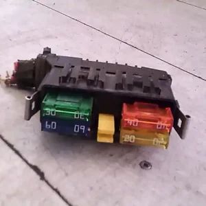 Árengedmény CITROEN BERLINGO 96-02 Biztosítéktábla bcm bsi bsm sam gem modul motortér 1.9d bontott alkatrész