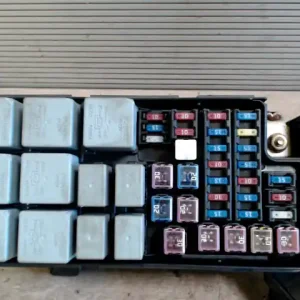 Legkelendőbb DAEWOO NUBIRA 03-10 Biztosítéktábla bcm bsi bsm sam gem modul motortér bontott alkatrész